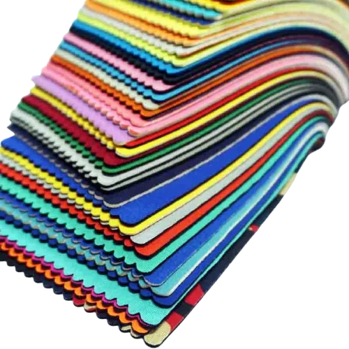 Amostras empilhadas de neoprene em dezenas de cores diferentes
